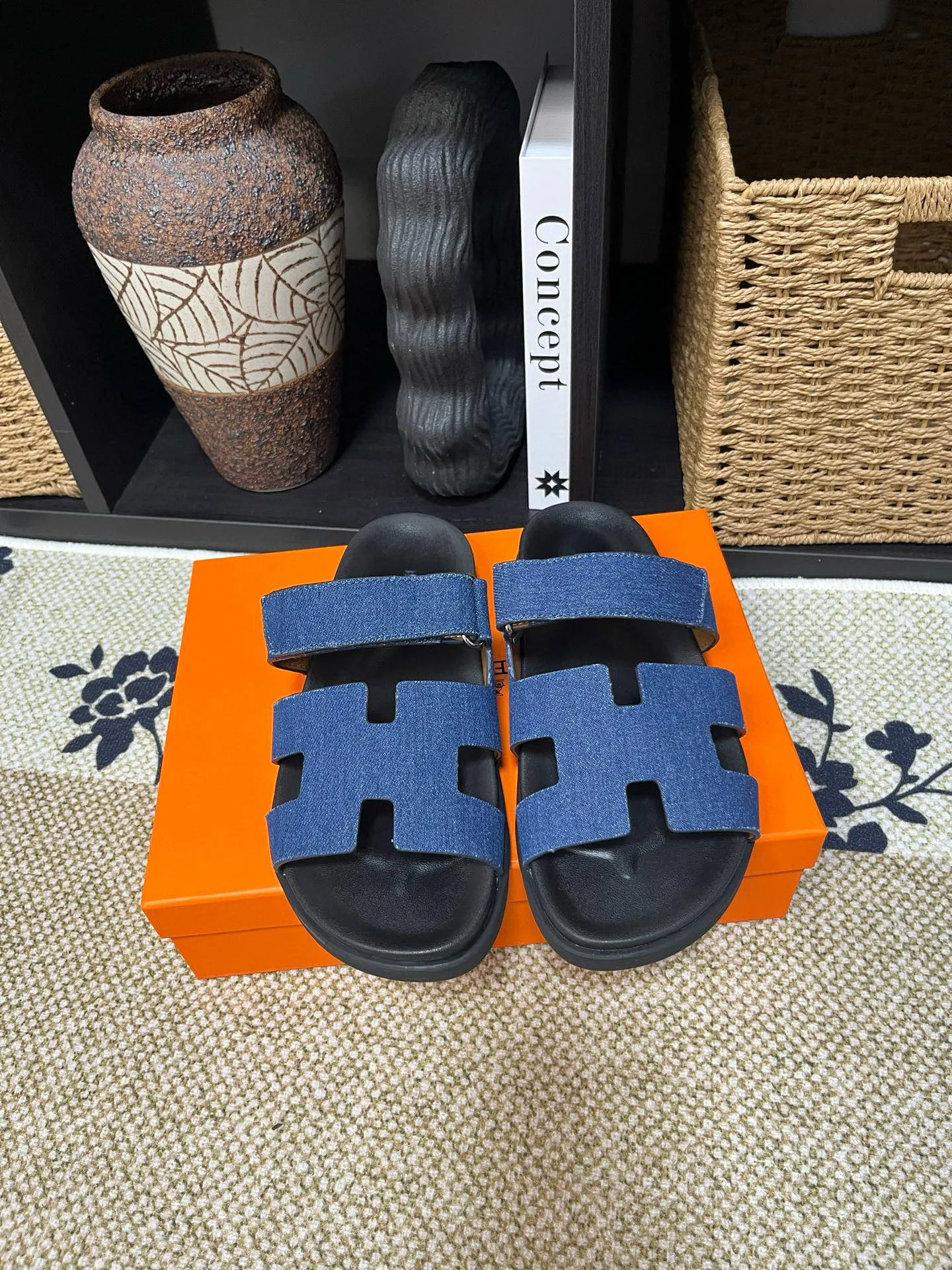 P300 Long-term stock Hermes men’s Kazimir slippers for couples - top quality woven calfskin functional sandals with intertwined uppers inspired by the “H” iconic pattern to create a casual look, perfect for summer. Imported cowhide + cowhide lining + TUP outsole Size: 35-46
